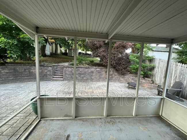 Building Photo - 519 School St