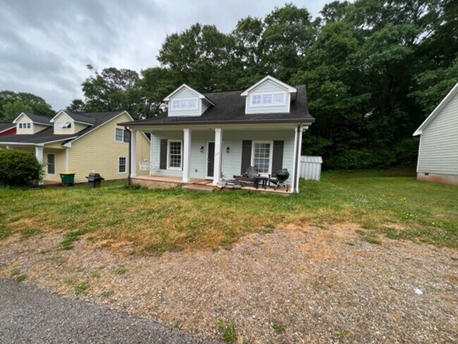 Building Photo - 4 Bedroom/4 Bathroom House!