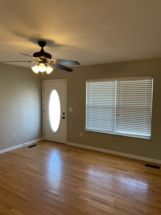 Building Photo - Move in Special- $1000 First Month