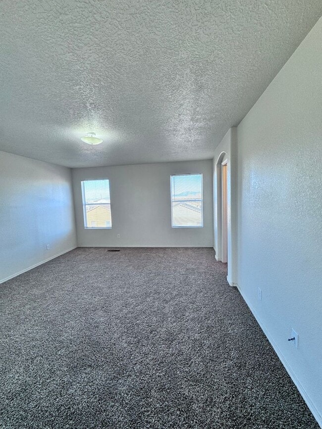 Building Photo - 3 bed 2 bath 2300 sq ft home-New Carpet