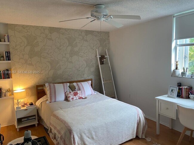 Building Photo - 210 Seaview Dr