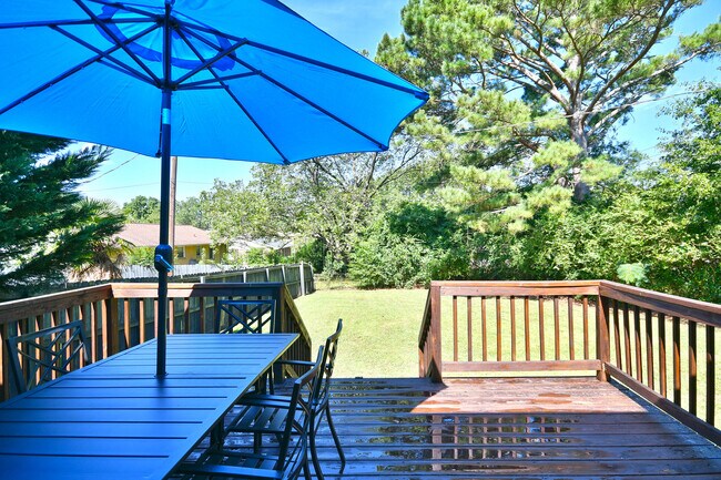 Building Photo - 3011 Manchester Cir