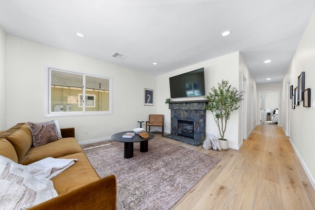 Building Photo - 4062 Goldfinch St