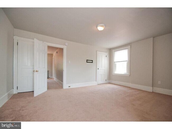 Building Photo - 527 S High St