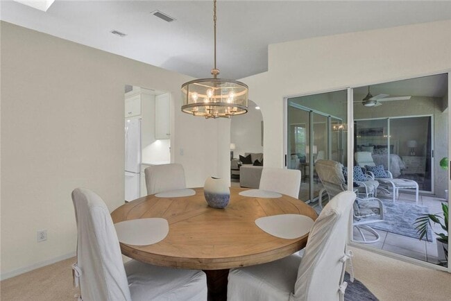 Building Photo - 3/2 Condo available in Emerald Bay!