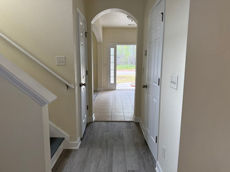 Building Photo - 834 Indianola Ct