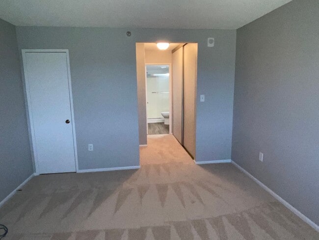 Building Photo - Large 2BR 2BA 7th floor condo facing the g...