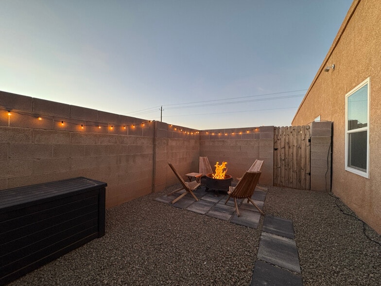 Building Photo - 652 Vancouver Rd SE