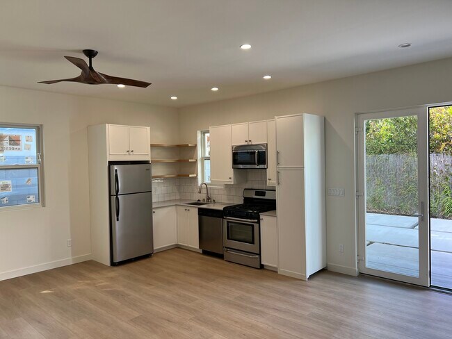 Building Photo - 1319 S Orange Dr