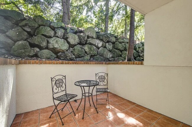 Building Photo - Welcome to this charming townhouse