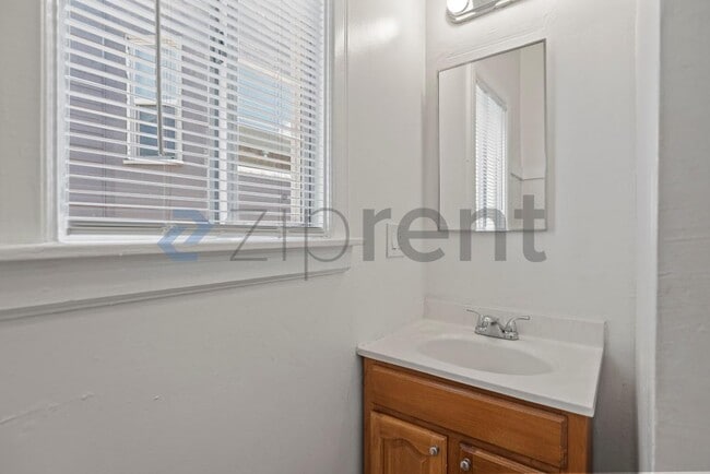 Building Photo - 1532 8th Ave