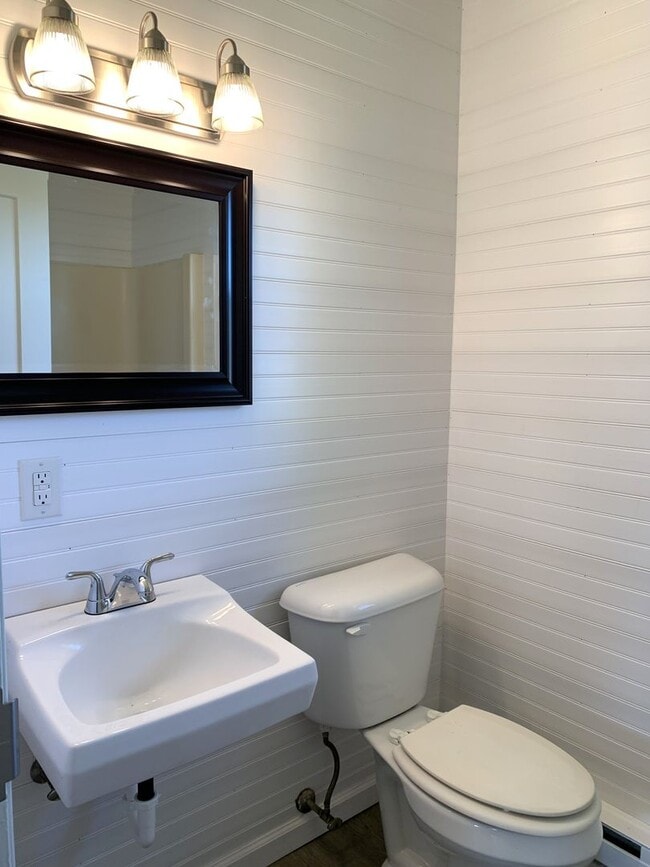Building Photo - Newly renovated, affordable, 3 bed/1 bath end unit townhouse