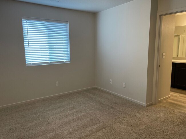 Building Photo - 3 Bedroom Townhome w/FULLY FENCED YARD & G...