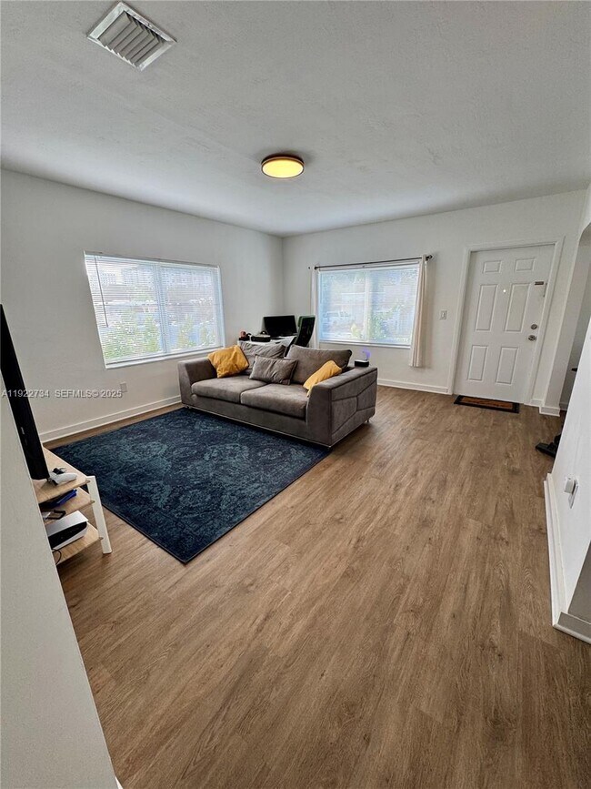 Building Photo - 1215 NE 109th St