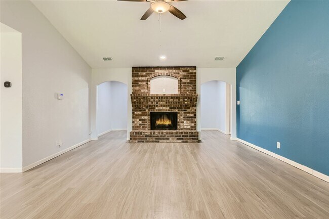 Building Photo - Stunning 4 bedroom for rent, mature trees,...