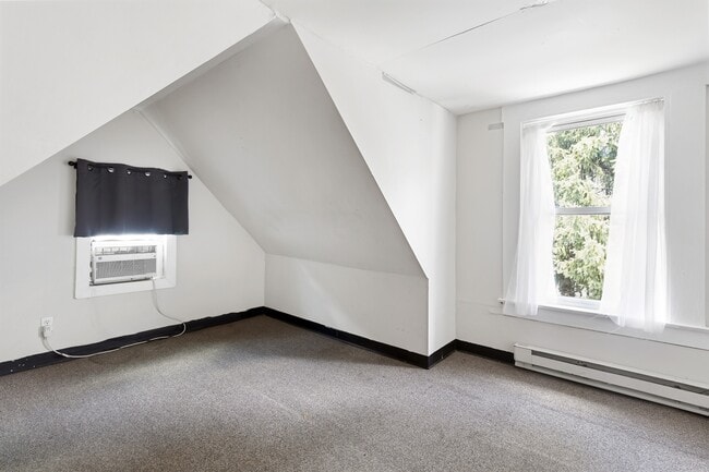 Building Photo - 385 Forest Ave
