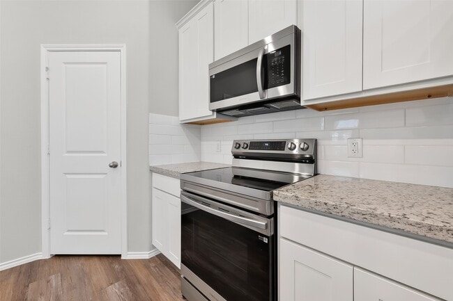 Building Photo - 1452 Glen Oaks Dr