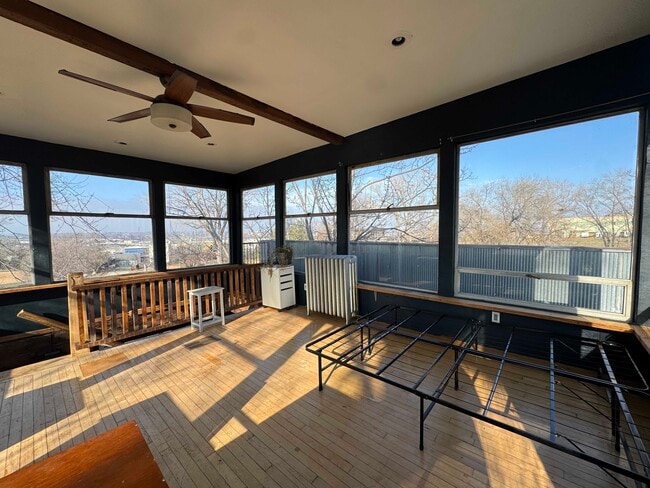 Building Photo - 915 W 16th St