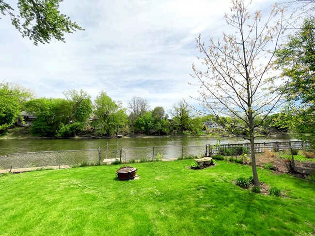 Building Photo - 405 La Fox River Dr