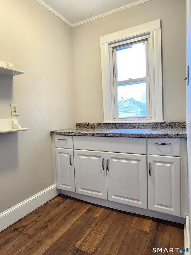 Building Photo - 402 Park St