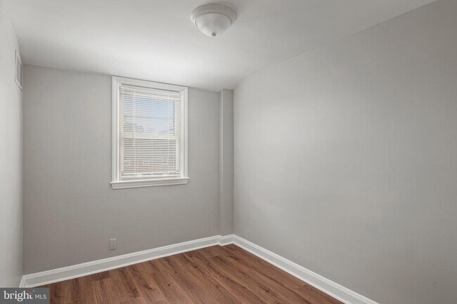 Building Photo - 1621 Thetford Rd