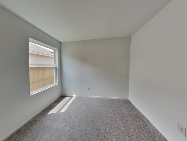 Building Photo - 21059 Santopadre St