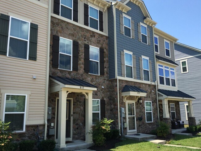 Building Photo - Captivating 3 BR/3 BA Townhome in Glen Bur...