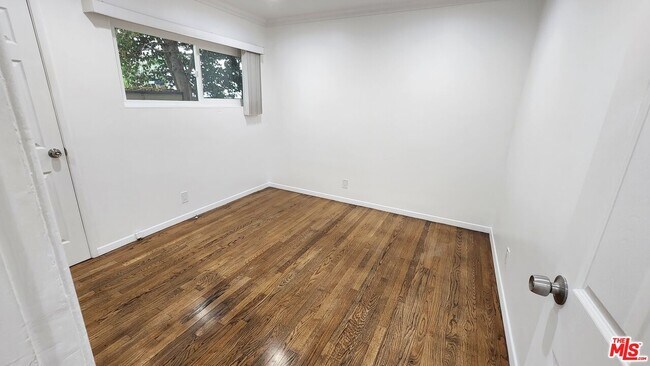 Building Photo - 1438 S Barrington Ave