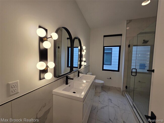 Building Photo - 1640 Bagley St