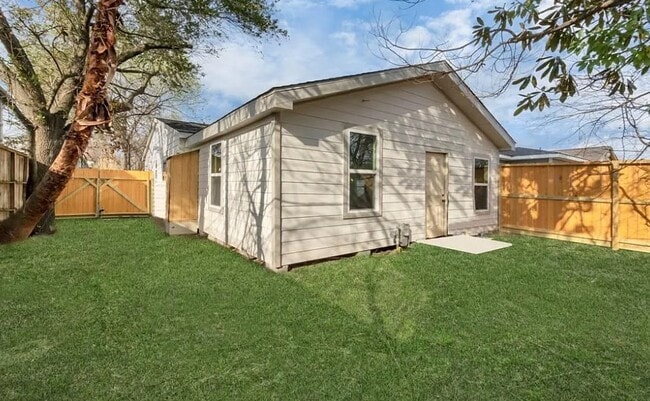 Building Photo - 1202 Common Park Dr