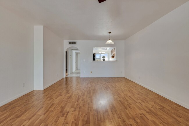 Building Photo - East-2 bedroom/ 2 bathroom townhome