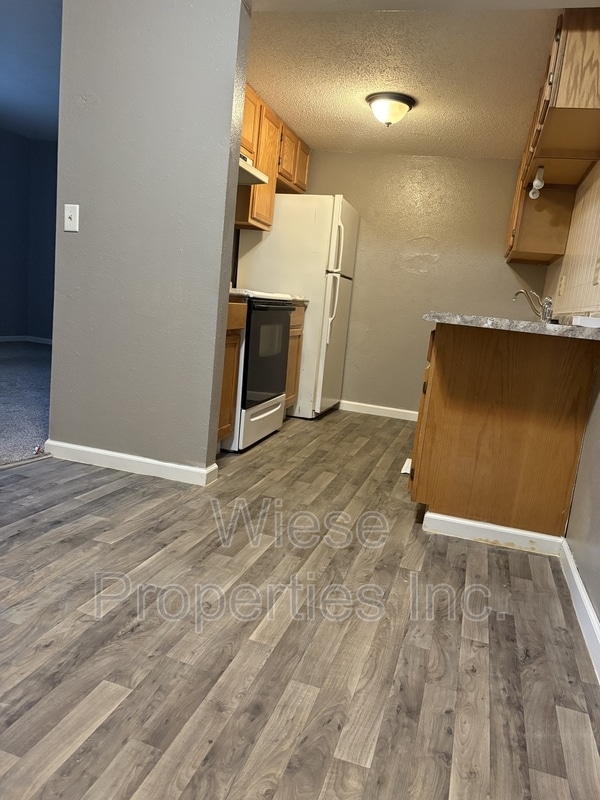 Building Photo - 1113 Grooms