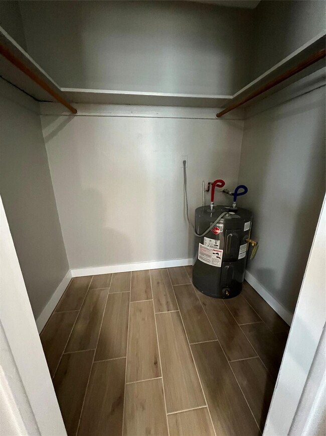 Building Photo - 2016 NE 17th Ct