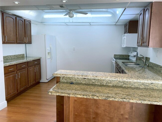 Building Photo - 1000 Parkview Dr