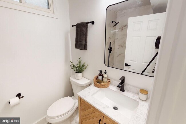 Building Photo - 1230 Penn St NE