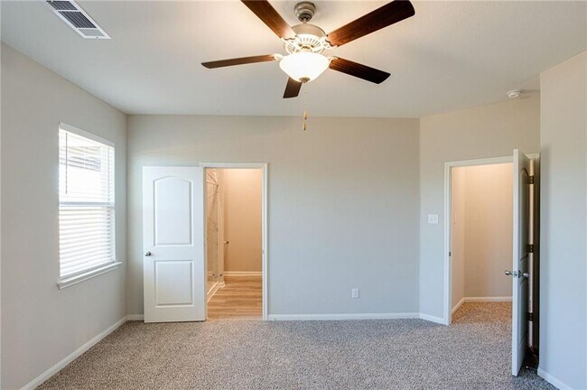 Building Photo - 520 Republic Dr