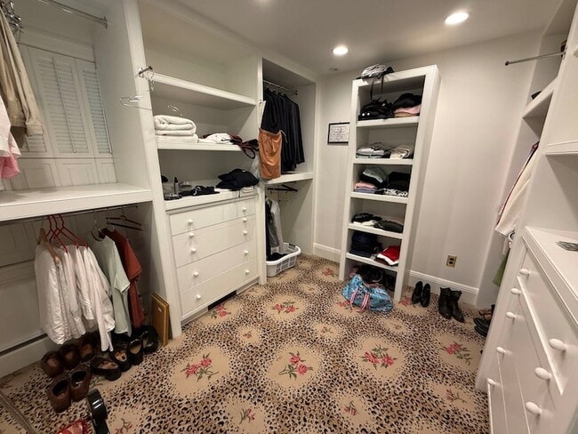 Building Photo - 506 Roslyn Pl
