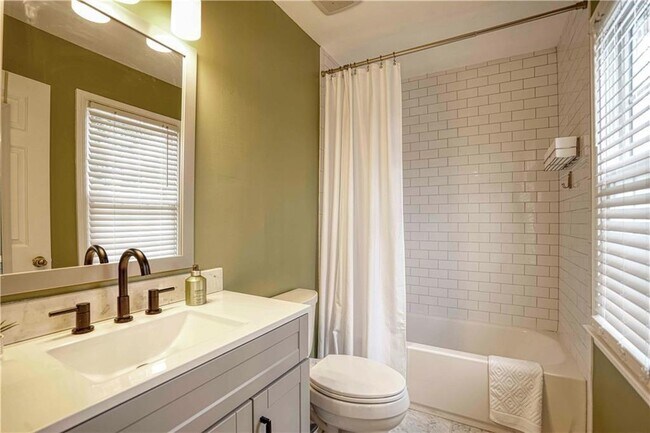 Building Photo - 83 Richmond St SE