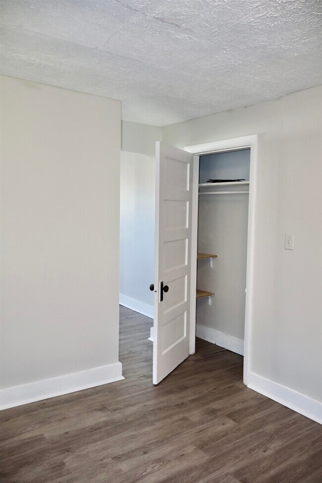 Building Photo - 39 Mead St