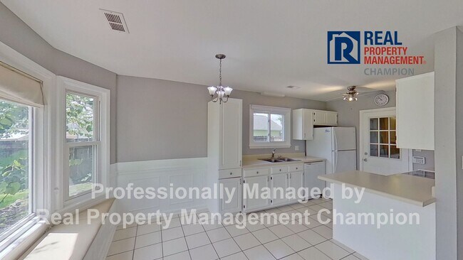 Building Photo - Charming Ranch Style Home with Spacious Fenced Yard
