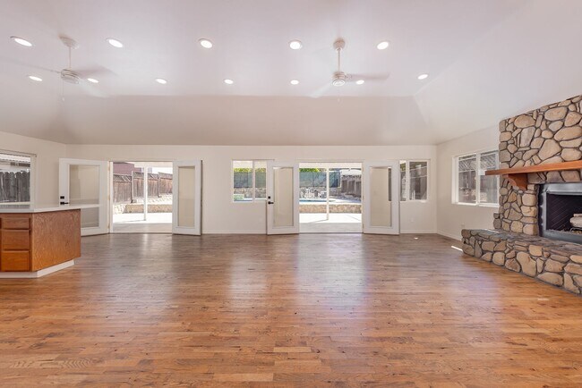 Building Photo - Meiners Oaks Gem