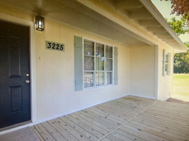 Building Photo - Beautiful home just minutes from the Brazos river Granbury