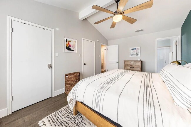 Building Photo - 324 E 35th St