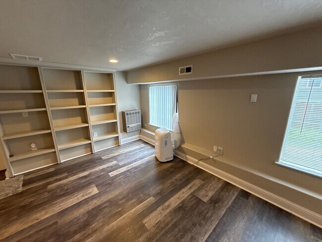 Building Photo - 696 Eisenhower Ct NW