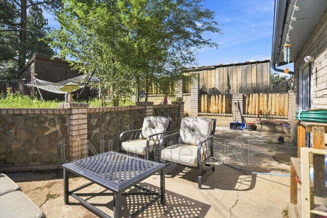 Building Photo - 1811 N Meadow Lark Dr