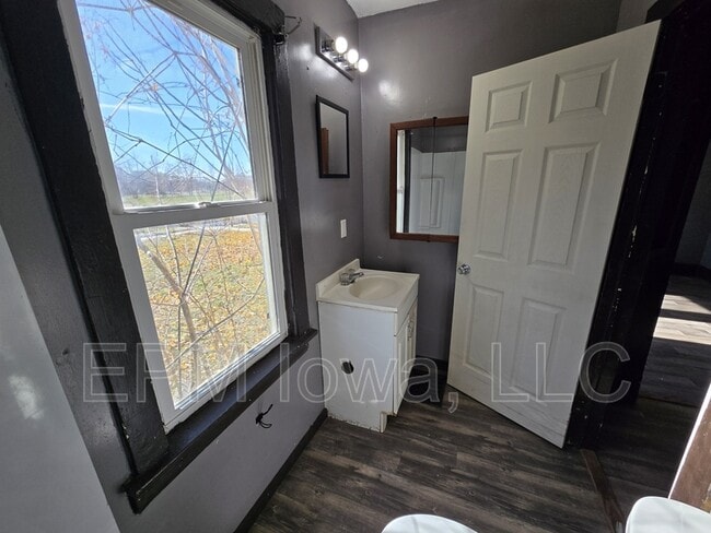 Building Photo - 206 Clay St