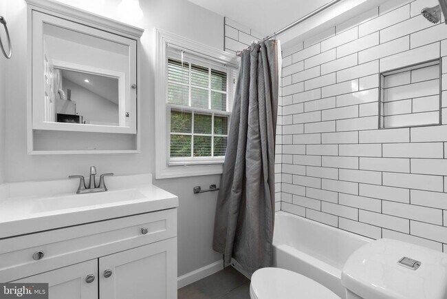 Building Photo - 715 Anderson Ave