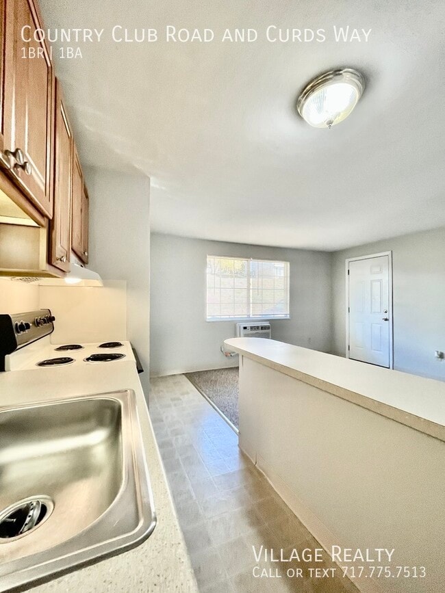 Building Photo - 671 Country Club Rd