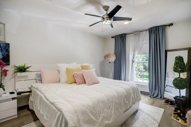 Building Photo - 1410 Hyde Park Blvd