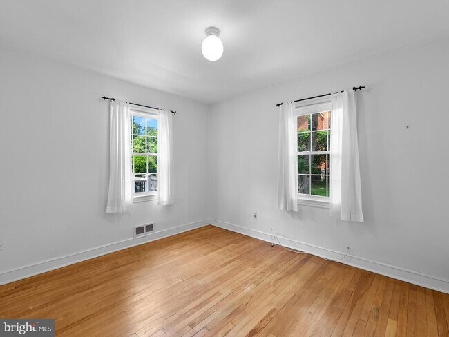 Building Photo - 404 S George Mason Dr